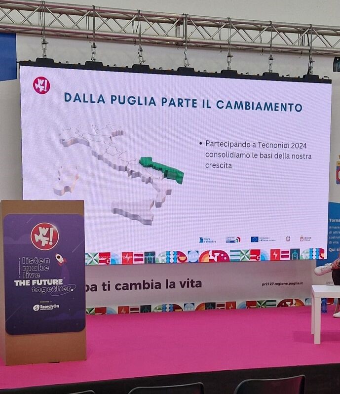 Veduta aerea di Castel del Monte circondato da una pineta
